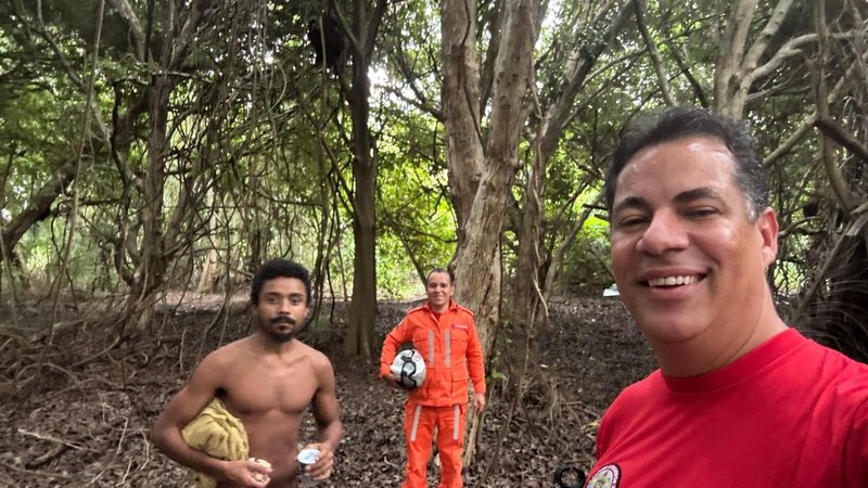 72 horas depois, maranhense desce de árvore na Bahia
