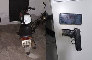 Adolescentes são apreendidos com moto roubada e simulacro de arma em Teresina (Foto: Divulgação/PMPI)