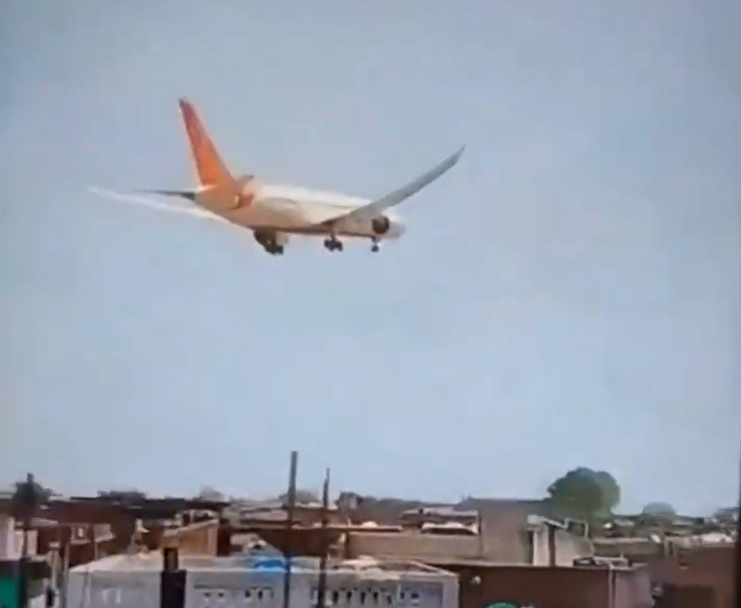 Avião com 242 pessoas cai na Índia logo após decolagem