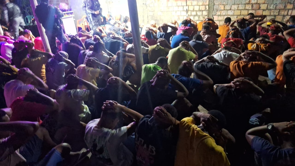 Baile reggae é alvo de operação policial com apreensão de armas e prisões