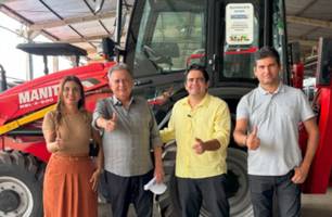 Cajueiro da Praia recebe retroescavadeira da CODEVASF patravés do Flávio Nogueira (Foto: Reprodução) Cajueiro da Praia recebe retroescavadeira da CODEVASF patravés do Flávio Nogueira (Foto: Reprodução)