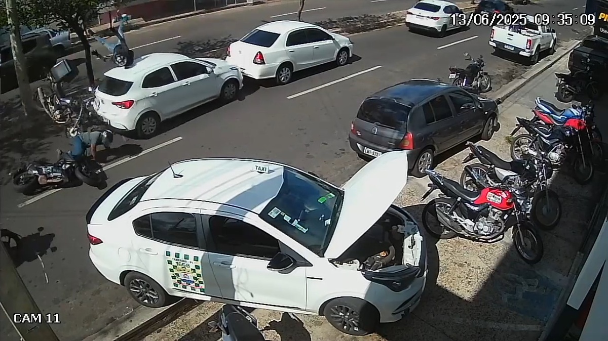 Câmera flagra colisão de motos contra traseira de carro na zona Leste de Teresina