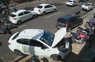 Câmera flagra colisão de motos contra traseira de carro na zona Leste de Teresina (Foto: Reprodução)
