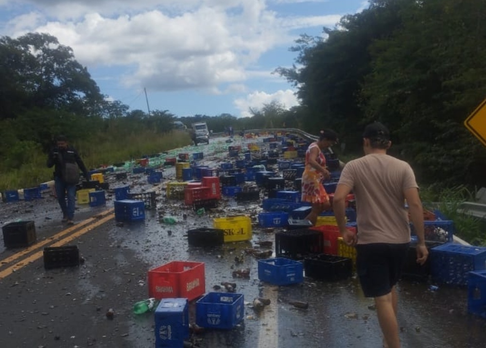 Caminhão derrama carga de cervejas e deixa BR-343 bloqueada ente Teresina e Altos