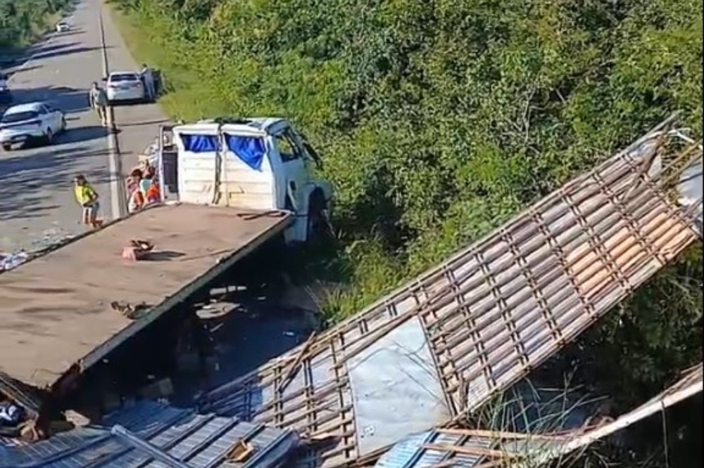 Caminhão tomba e deixa BR-343 parcialmente interditada em Buriti dos Lopes