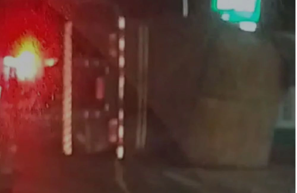 Caminhão tomba na zona sul de Teresina