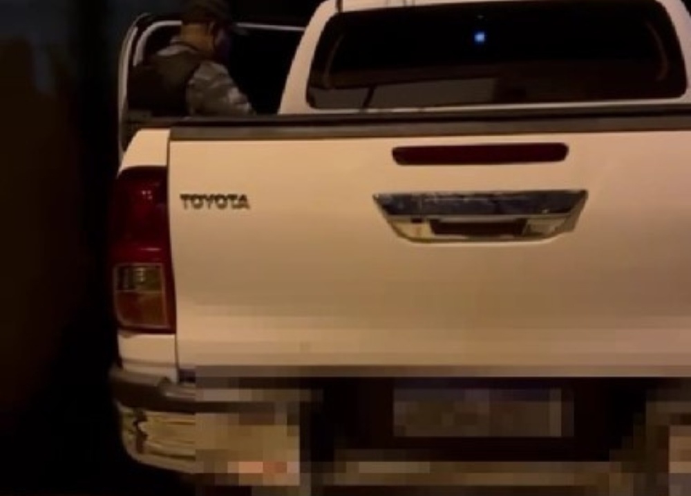 Caminhonete roubada pelos criminosos