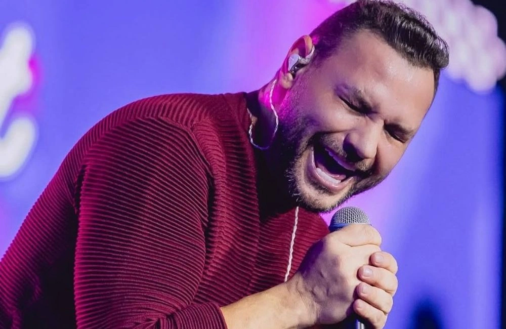 Cantor Lenno Ferreira, vocalista da banda Desejo de Menina