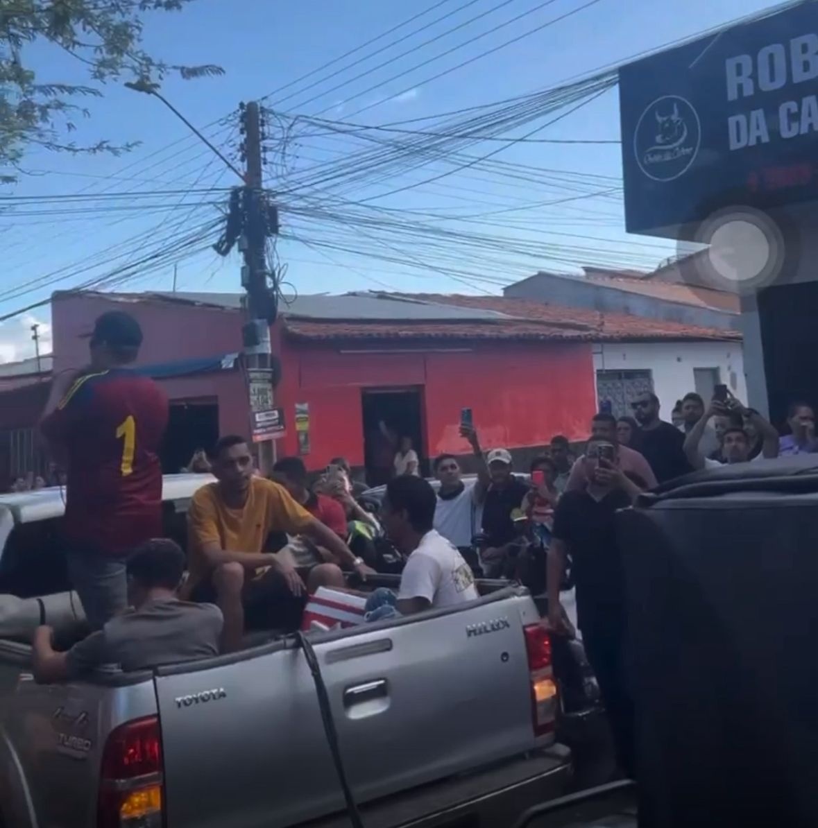 Carreata com carro de som marca despedida do empresário Robin da Carne