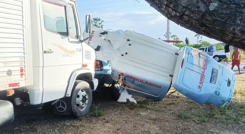 Colisão entre ambulância e caminhão deixa quatro mortos no interior do Ceará