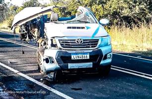 Colisão entre caminhonete e ônibus deixa médica ferida em Campo Maior (Foto: Reprodução/Tribuna em Foco)