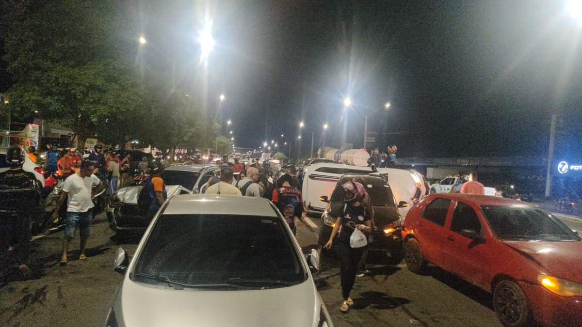 Colisão múltipla deixa feridos e causa destruição na BR-316, em Teresina