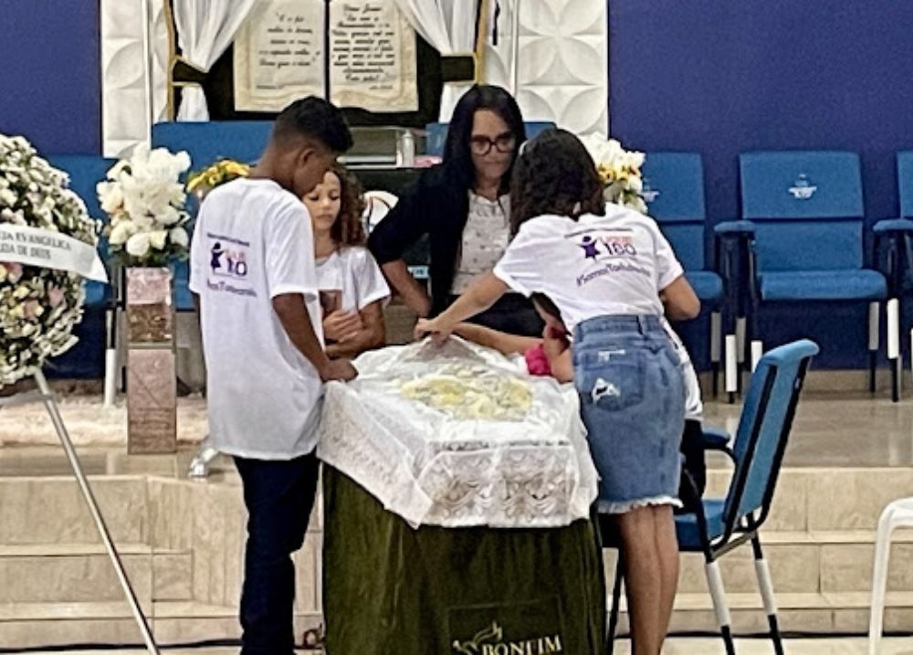 Comoção marca velório de jovem piauiense assassinada pelo ex-marido em Portugal