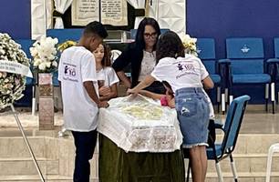 Comoção marca velório de jovem piauiense assassinada pelo ex-marido em Portugal (Foto: Reprodução) Comoção marca velório de jovem piauiense assassinada pelo ex-marido em Portugal (Foto: Reprodução)