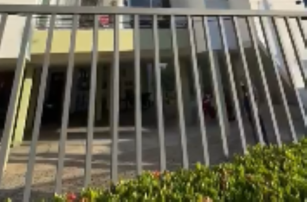 Criança chora sozinha por horas e vizinhos denunciam abandono em Teresina