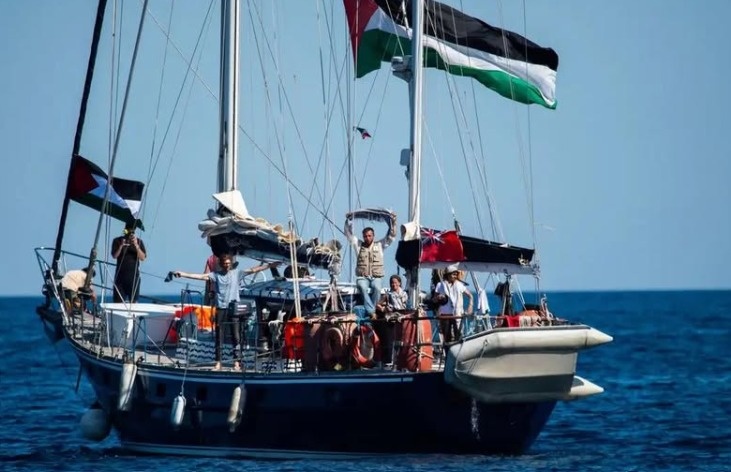 Embarcação com ativistas rumo a Gaza é cercada  por israelenses no Mediterrâneo