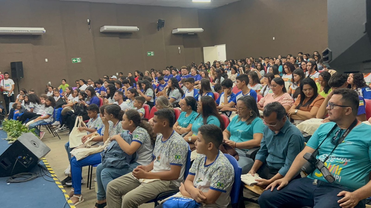 Estudantes de todo o Piauí participam de atividade preparatória para o Saeb durante o Salipi