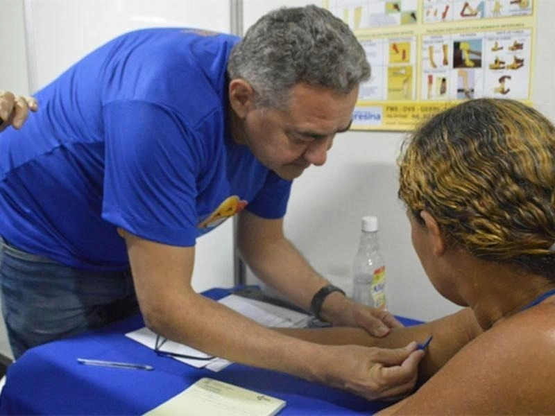 FMS convoca população com manchas suspeitas para atendimento na carreta da hanseníase