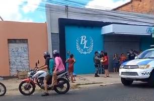 Homem é morto a tiros em frente a loja na zona Norte de Teresina (Foto: Reprodução) Homem é morto a tiros em frente a loja na zona Norte de Teresina (Foto: Reprodução)