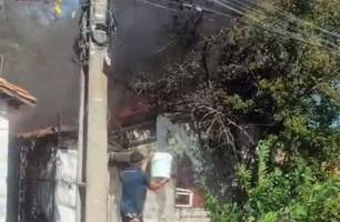 Incêndio atinge casa com acúmulo de materiais no bairro Monte Castelo em Teresina (Foto: Reprodução) Incêndio atinge casa com acúmulo de materiais no bairro Monte Castelo em Teresina (Foto: Reprodução)