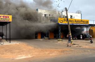 Incêndio de grandes proporções atinge prédio de loja de auto peças em Floriano (Foto: Conecta Piauí) Incêndio de grandes proporções atinge prédio de loja de auto peças em Floriano (Foto: Conecta Piauí)