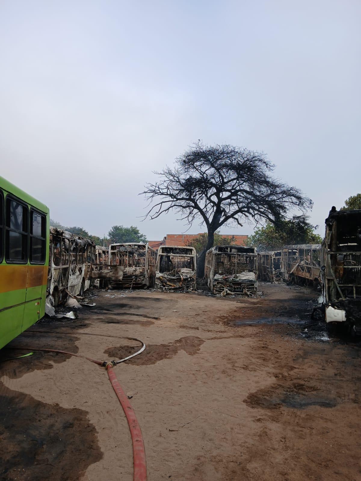 Incêndio de grandes proporções destrói 13 ônibus escolares em Teresina