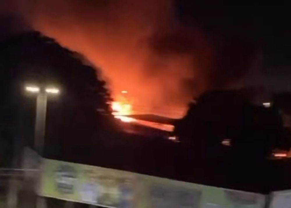 Incêndio de grandes proporções destrói 13 ônibus escolares em Teresina