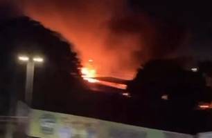 Incêndio de grandes proporções destrói 13 ônibus escolares em Teresina (Foto: Reprodução)