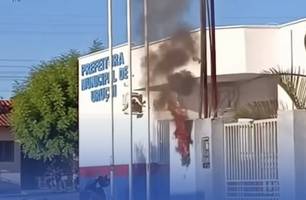 Incêndio na frente de prefeitura (Foto: Reprodução)