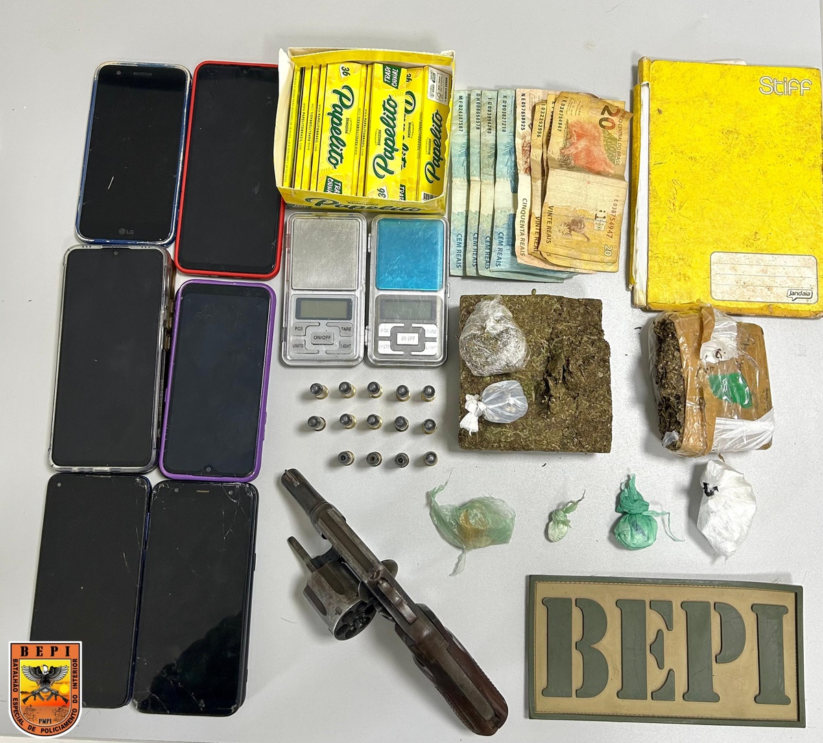 Jovem é preso com drogas, armas e munições durante operação policial em Inhuma