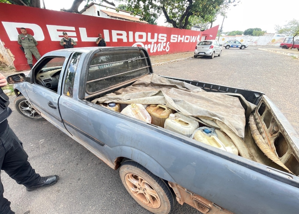 Jovem é preso em flagrante com 55 galões de combustível desviados em Teresina