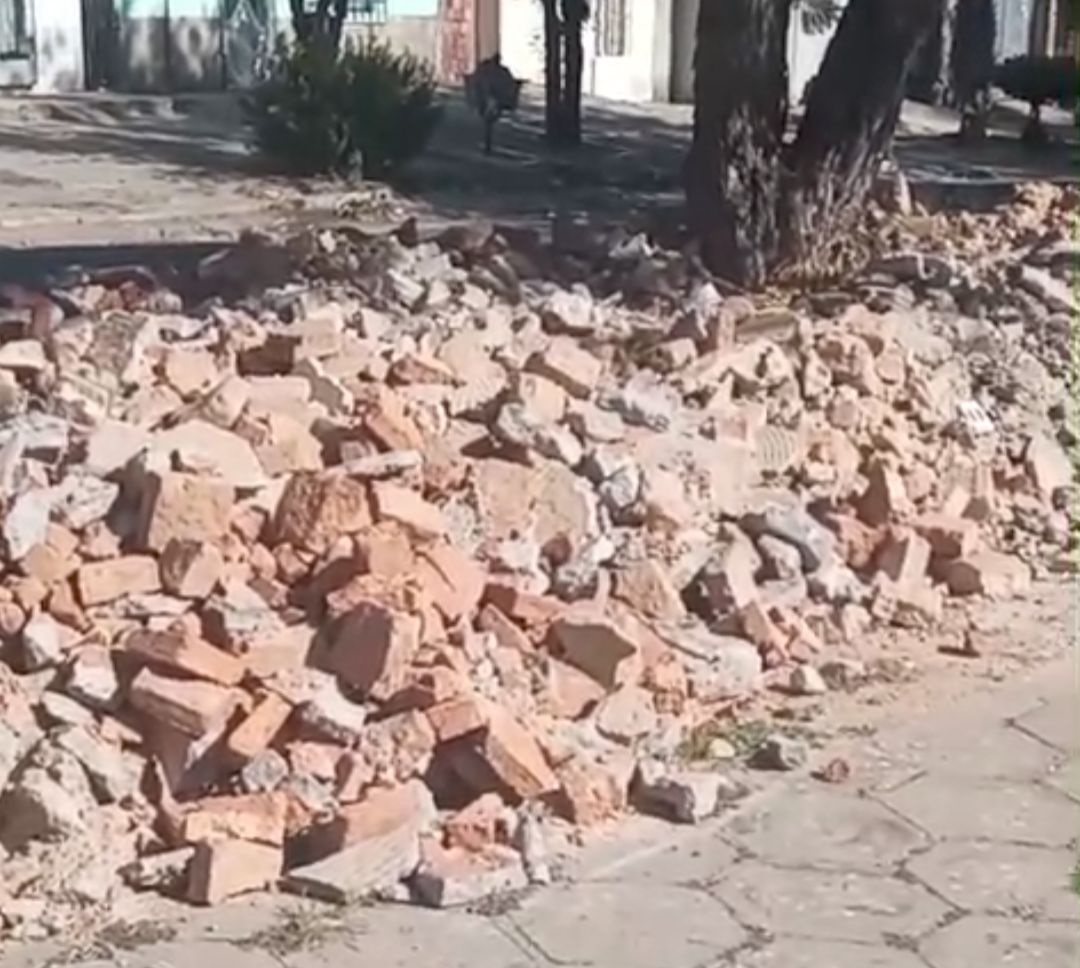 Morador de Timon enche canteiro central de avenida com entulho
