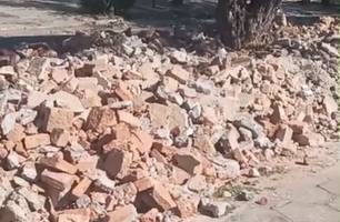 Morador de Timon enche canteiro central de avenida com entulho (Foto: Reprodução) Morador de Timon enche canteiro central de avenida com entulho (Foto: Reprodução)