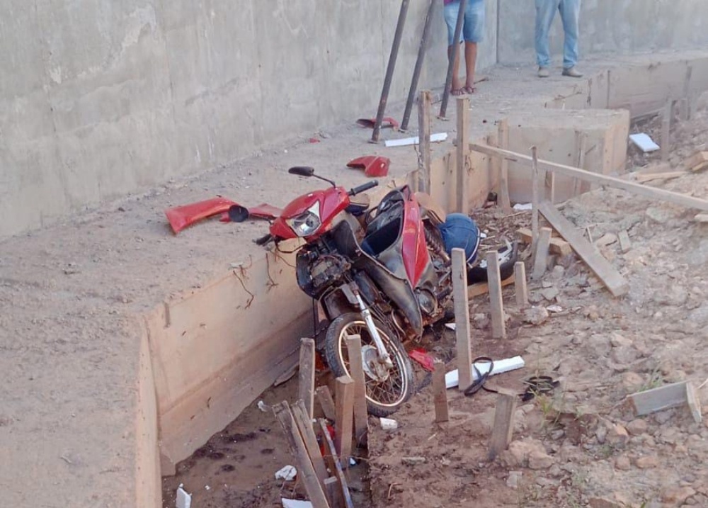 Motociclista morre após cair de ponte inacabada entre Barras e Miguel Alves