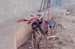 Motociclista morre após cair de ponte inacabada entre Barras e Miguel Alves (Foto: Reprodução)