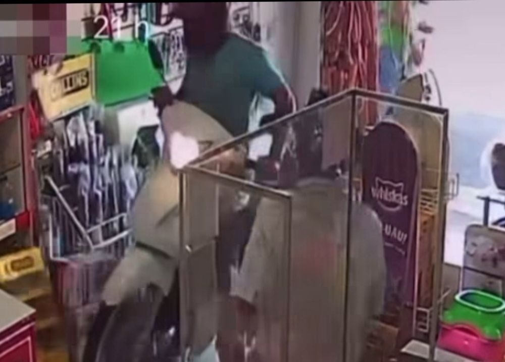 Motoqueiro perde controle, invade loja e por pouco não atropela cliente em Cocal