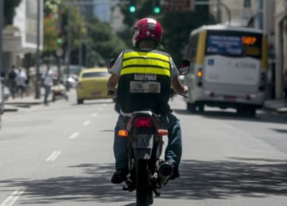 Mototaxistas de Picos recebem novos coletes padronizados para maior segurança