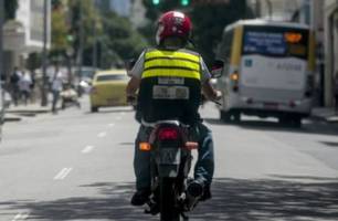 Mototaxistas de Picos recebem novos coletes padronizados para maior segurança (Foto: Reprodução) Mototaxistas de Picos recebem novos coletes padronizados para maior segurança (Foto: Reprodução)