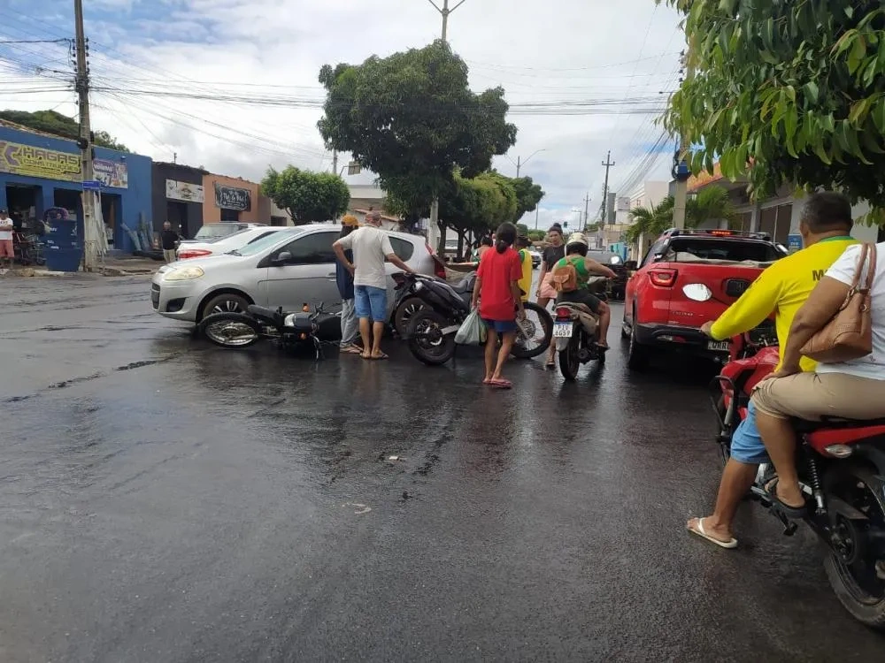 Mulher fica ferida em colisão entre moto e carro no Centro de Pedro II