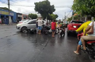 Mulher fica ferida em colisão entre moto e carro no Centro de Pedro II (Foto: Reprodução)