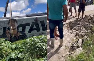 Ônibus de cantor piauiense fica preso em vala e quase tomba em Pernambuco (Foto: Reprodução)