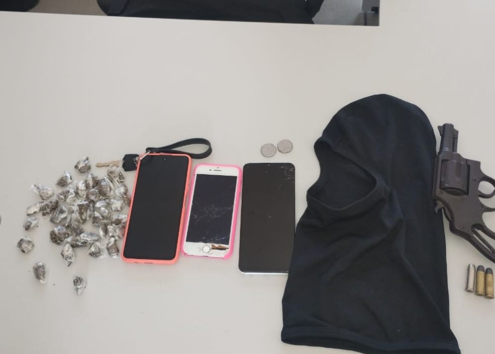 PM apreende arma, celulares e drogas após rastrear roubo em Teresina
