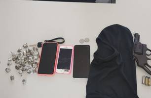 PM apreende arma, celulares e drogas após rastrear roubo em Teresina (Foto: Reprodução)