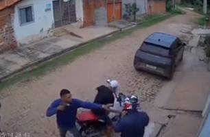 PM recupera moto roubada e prende ladrões de motociclista em Timon (Foto: Reprodução) PM recupera moto roubada e prende ladrões de motociclista em Timon (Foto: Reprodução)