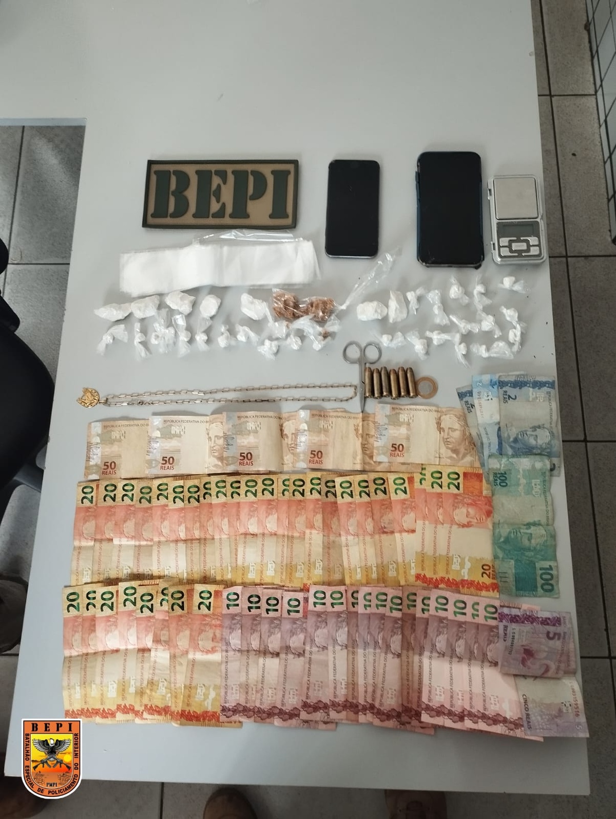 PMPI apreende menor de idade com drogas, arma e dinheiro na zona Sul de Teresina