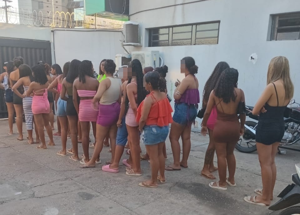 Polícia invade baile reggae e apreende armas, celulares e veículos roubados