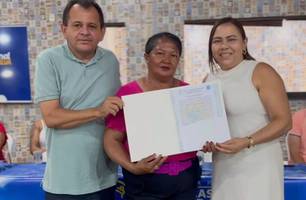 Prefeito de Parnarama realiza entrega de 84 títulos de regularização fundiária (Foto: Reprodução) Prefeito de Parnarama realiza entrega de 84 títulos de regularização fundiária (Foto: Reprodução)