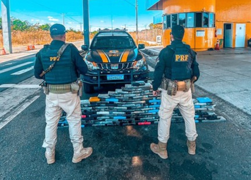 PRF apreende cerca de 140 kg de cocaína em ônibus apreendido em Valença