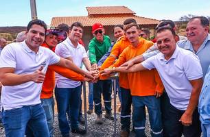 Rafael Fonteles e Léo Sobral entregam 137 km de asfalto em Simplício Mendes (Foto: Reprodução) Rafael Fonteles e Léo Sobral entregam 137 km de asfalto em Simplício Mendes (Foto: Reprodução)