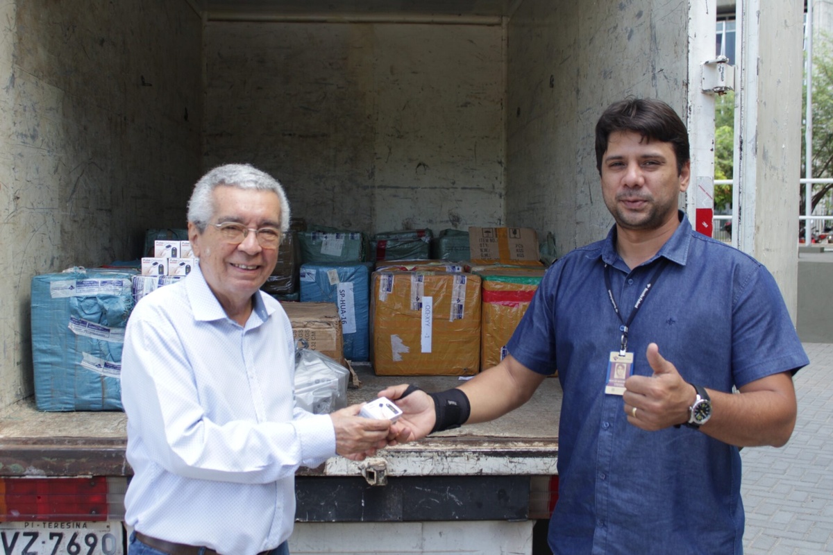 Receita Federal entrega 10 mil oxímetros para hospitais da rede estadual do Piauí
